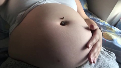 Swollen Belly Girl gevulde Belly wrijft en kreunt