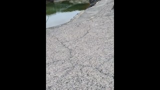 SUR LA PLAGE j’enlève ma culotte un voyeur tourne autour de moi