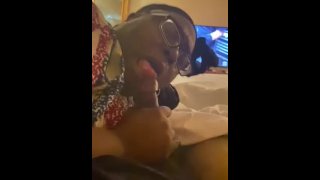 Ebony Milf tourbillonne sa langue autour d’une bite