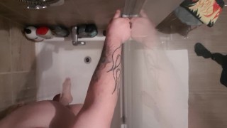 Masturbation sous la douche