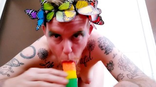 Queer Trans Jongen Bloemen In Zijn Baard Geeft POV Pijpbeurt Frontage Masturbeert Grote Clit