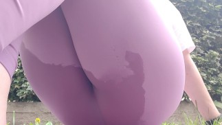 In un parco pieno di gente la tua amica si bagna completamente i leggings aderenti di calda pipi