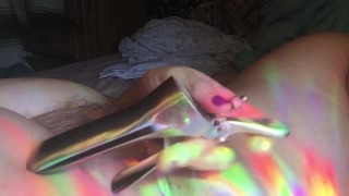 Luce arcobaleno anale candeletta e speculum medico naturale figa pelosa giocare mentre riparatore della porta accanto