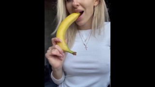 Блондинка с огромной грудью сексуально ест банан