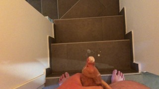 21-летняя тучная мастурбирует на лестнице