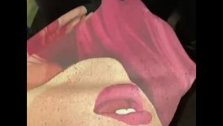 Пылесос всасывает рубашки с рисунком 