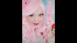 Japanse animegirl eet Strawberry cosplay