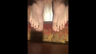 Massagem nos pés depois de um longo dia 