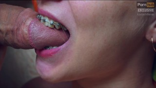 Teen Chaude Avec Des Bretelles Fait Une Pipe Et Reçoit Du Sperme Dans La Bouche