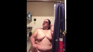 Толстушка мастурбирует толстую киску в душе лучших друзей (СОТРЯСАЮЩИЙ ТЕЛО ОРГАЗМ)