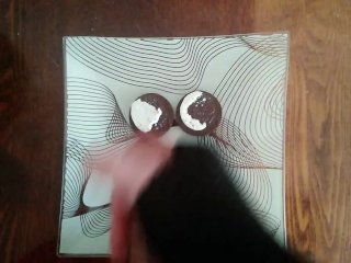 Фембой кончает на печеньку