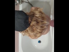 СПУСТИЛ МОЧУ НА ВОЛОСЫ  БЛОНДИНКИ