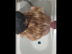 СПУСТИЛ МОЧУ НА ВОЛОСЫ  БЛОНДИНКИ - Screenshot 14 of 16 - Pee On His
