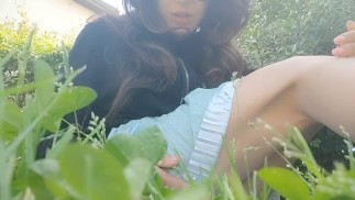 妓女！在公园里没有内裤尿尿和打