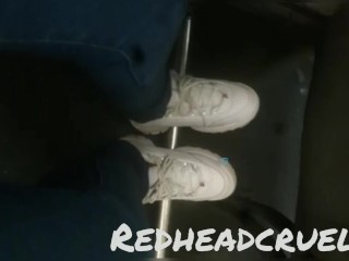 Stinkende Sneaker Uittrekken in Bus