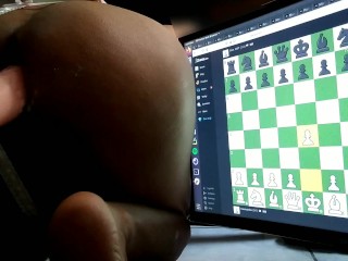 Maricas De Lingerie Sacanagem Na Castidade Jogando Xadrez Online Enquanto Sua Maldita Máquina Bate Em Seu Boipussy