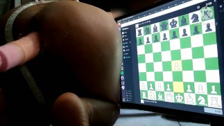 Распутная неженка в нижнем белье в целомудрии играет в шахматы онлайн, пока ее гребаная машина долбит ее сиську