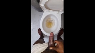 PISSEN IN TOILET / Plassen in zijn badkamer / Twink pis op een toilet / Piss Sex Verslaafde