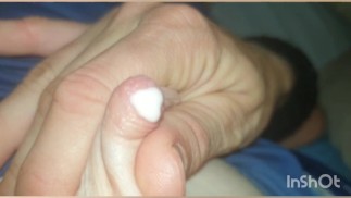 Милфа доит свои сиськи, сжимая соски