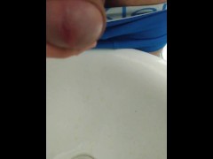 Надрачиваю член и мочуся в раковину