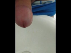 Надрачиваю член и мочуся в раковину - Screenshot 14 of 16 - Toilet
