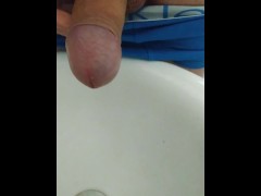 Надрачиваю член и мочуся в раковину - Screenshot 9 of 16 - Toilet