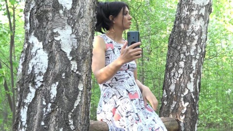 . Субтитры. русская девушка сверкает киской в общественном парке.