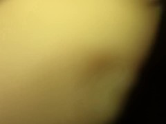 Me masturbo mientras estoy acostado y gimiendo para ti😈