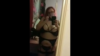 Бледная готическая девушка-ботаник в очках в нижнем белье