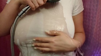 Douche seins jouer et t-shirt mouillé - commission
