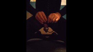 Джеймс играет с хвостовой пробкой и надувной анальной пробкой