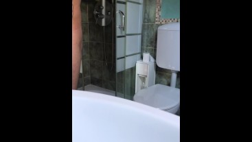 Pompino in bagno (amatoriale italiano)