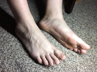 在家的桌子下玩我的脚