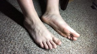 在家的桌子下玩我的脚