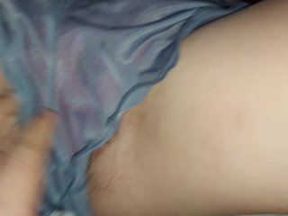 Jugando con el coño de mi vecina en su casa