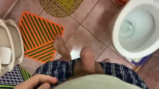 Vidéo gay dans les toilettes