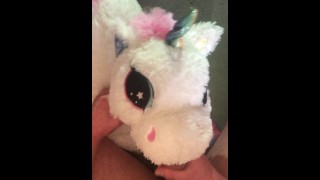 Cumming en mi peluche blanco unicornio