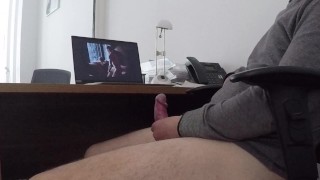 Empleado se masturba mientras el jefe deja la oficina por un tiempo