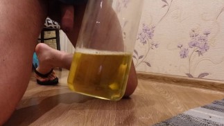 在瓶子里撒尿