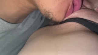 性感的妻子得到性感的阴部舔让她准备好