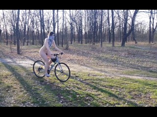 Espiando Uma Garota Nua Em Uma Bicicleta