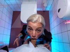 Сексуальная барменша отсосала член последнего гостя в туалете