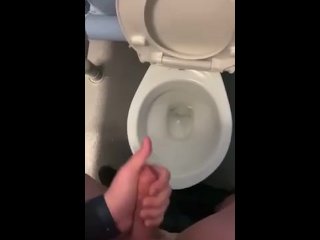 Met Mezelf Spelen in De Openbare Toiletten Met Grote Cumshot
