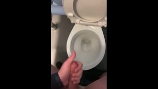 Играю с собой в общественных туалетах с большим камшотом 