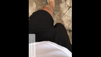 Парень АМПУТИ ходит на костылях