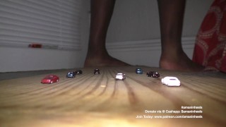 amaninheels | Gigantische blote voeten en miniscule auto's (teaser)