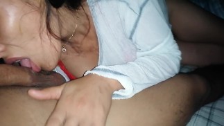 Mamada de una chica con hermosas piernas