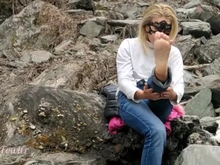 Garota Exibicionista Fica Nua Em Madeira Nevada, Cheirando Pés e Calcinha Striptease Louco Ao AR Livre