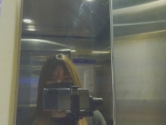 伪娘 穿超短裤在一楼大厅露出自慰，冲到一半把衣服都脱光（QAQ肚子肥肥的 - Screenshot 2 of 16 - Public