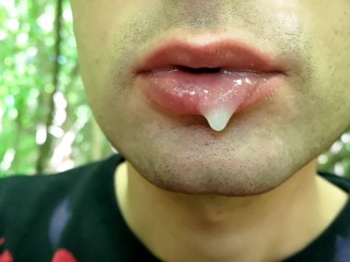 Close up Brincando com Esperma Nos Lábios - Soprando Bolhas De Esperma e Engolindo Todo Esse Esperma